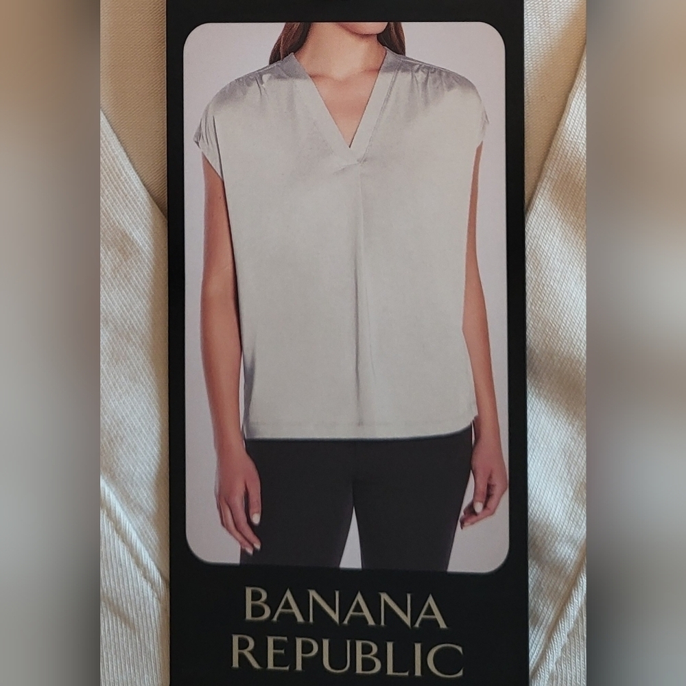 Banana Republic Off White Short Sleeve V Neck Tee, L, NWT